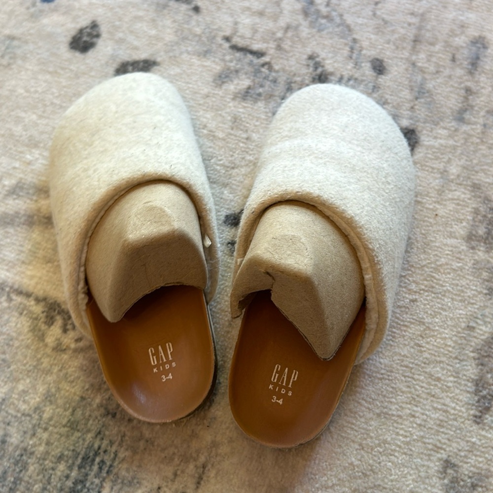 GAP size 3-4 slippers